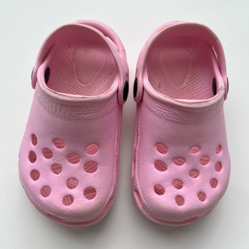 Kids size 7 Pink Clogs